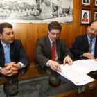 Carlos López Riesco, José Ramón Alarcón y Miguel Nova firmaron ayer el convenio para las prácticas