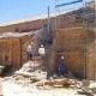 Los trabajadores, eliminando los peldaños de la escalera de acceso