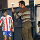 Ministro dando instrucciones desde el banquillo a sus jugadores.