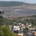 La explotación de la Gran Corta, al fondo, con la localidad de Lillo en primer plano.