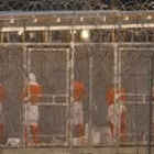 Prisioneros talibanes encerrados en Guantánamo rezan mirando a la Meca