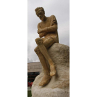 El Quijote, en el Campus, en pose reflexiva. J.F. SALVADORES