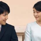 La princesa Mako al lado de su prometido, Kei Komuro, durante el anuncio de su boda en Tokio.