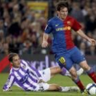Messi, que no marcó pero sí firmó un fútbol de fantasía, regatea a un rival