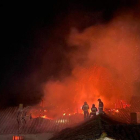 Los bomberos trabajando en el tejado de la vivienda. BOMBEROS DE LEÓN