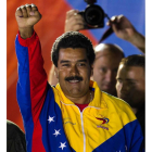 El candidato oficialista, Nicolás Maduro, saluda a sus seguidores en Caracas, tras el anuncio de su victoria.