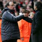 Rafa Benítez y Jose Mourinho se saludan en un partido entre Liverpool y Chelsea