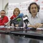 Javier de Ponga, Cristina Espinosa y Miguel Ángel Sánchez, en la rueda de prensa. RAMIRO