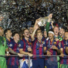 Los jugadores del Barça, con el trofeo de la Liga de Campeones, en el palco de la Estadio Olímpico de Berlín.