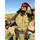 Un «peshmerga» mira al cielo en busca de los aviones aliados
