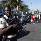 Un polícia de Haití en medio de la tension que se vive en la nacion tras las protestas.