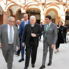 El obispo junto al alcalde, el consejero de Fomento y el vicario de asuntos religiosos. PEIO GARCÍA
