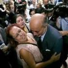 El juez Juan Guzmán recibe el abrazo de una familiar de un ejecutado