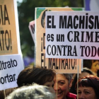 Varias pancartas contra la violencia machista en una manifestación en Madrid.
