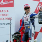 Lorenzo celebra en el podio su incontestable victoria en Silverstone.
