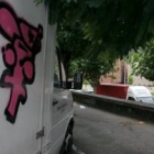 Estado que presentaba ayer la furgoneta en la que los jóvenes hicieron supuestamente las pintadas