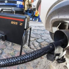 Un dispositivo mide los niveles de emisiones del motor diésel de un Volkswagen Golf 2.0 TDI en un taller de Fráncfort.
