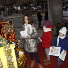 Un grupo de niñas entregan sus cartas al cartero real en Cistierna. CAMPOS