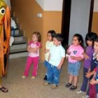 Los niños observan a un pesonaje disfrazado
