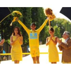 Alberto Contador celebra su victoria en el podio final de los Campos Elíseos.