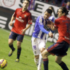 Acorán disputando un balón durante un lance del partido.