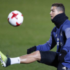 Cristiano Ronaldo controla el balón durante el entrenamiento del Madrid en Yokohama. YUYA SHINO
