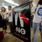 Dos jóvenes colombianos muestran una pancarta contra la Coca Cola