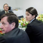 Tillerson (izquierda) y Lavrov (derecha) esperan al inicio de una reunión en Bonn, este jueves.