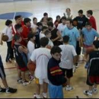 Los jugadores reciben las consignas antes de cada actividad