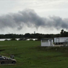 Columna de humo en los aledaños de Cabo Cañaveral, donde se ha registrado la explosión de SpaceX.