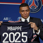 Kylian Mbappé muestra la camiseta que representa la renovación de la estrella francesa hasta 2025. CHRISTOPHE PETIT TESSON