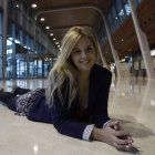 Lorena Zapico, que sueña con ser modelo de fotografía, posa en el aeropuerto de León.