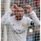 El gesto de Ramos refleja lo estéril que resultó la victoria del conjunto merengue en el estadio de Riazor. LAVANDEIRA