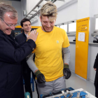 Silván saluda a un joven leonés que se forma en Palencia para trabajar en la factoría de Renault. RAMIRO