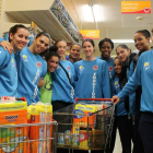 Compra solidaria de las jugadoras del equipo femenino de baloncesto de Bembibre.