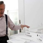 El arquitecto navarro Rafael Moneo, junto a una de sus maquetas, ayer en su domicilio de Madrid.