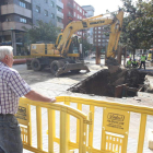 Un vecino contempla el enorme socavón excavado en la plaza Fernando Miranda.