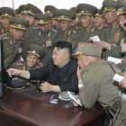 Kim Jong-un observa una pantalla de ordenador rodeado de militares, el pasado abril.