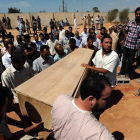 Imagen del funeral de 14 combatientes rebeldes muertos en Bengasi (Libia).