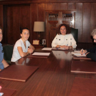 La alcaldesa se reunió ayer con vecinos de La Martina. DL
