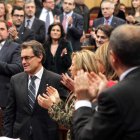 El líder de CiU, Artur Mas, recibe los aplausos de los diputados tras ser reelegido.