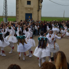 Arriba y a la izquierda el grupo de danzas de Pobladura; a la derecha el de Las Lindes de Suances, durante la procesión de ayer. MEDINA