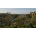 Vista el río Esla a su paso por Valencia de Don Juan, con el castillo al fondo.