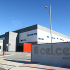 Entrada principal a la nave que la empresa Cel Celis tiene en el polígono de Bembibre, donde se ha habilitado el ‘call center’.