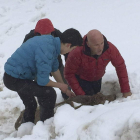 Los vecinos rescataron al animal tras precipitarse por una ladera y lo llevaron a un garaje donde está siendo alimentado.