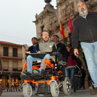 Pablo Echenique llega al acto de campaña con simpatizantes del partido en Astorga