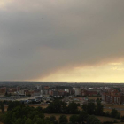 El humo del incendio, ayer, sobre la capital leonesa.