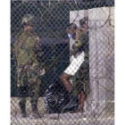 Soldados norteamericanos trasladan a presos recluidos en Guantánamo