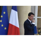 El primer ministro Manuel Valls sale del Elíseo, este miércoles.