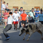 A la izquierda, procesión con el Carro Triunfante; a la derecha, una imagen del encierro taurino de ayer en Villademor. MEDINA